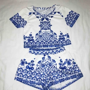  - Snyggt sett med blått mönster. Passar både XS och S. Knappt använda. Super skönt och mysigt, speciellt nu till sommaren. Har du några frågor eller vill ha fler bilder är det bara att skriva till mig 😊 Frakt betalar köparen. 