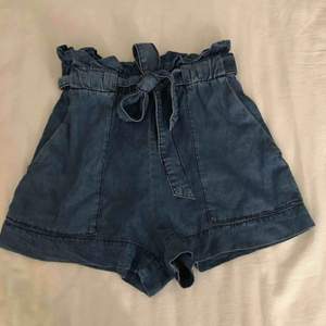 Super fina jeans shorts i tyg. Väldigt mjuka och snygga. Knappt använda. Har du fler frågor eller vill ha fler bilder är det bara att skriva till mig 😊 Frakt betalar köparen.