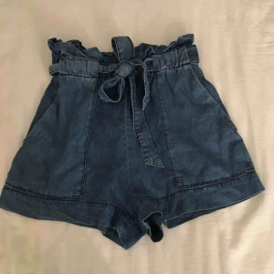  - Super fina jeans shorts i tyg. Väldigt mjuka och snygga. Knappt använda. Har du fler frågor eller vill ha fler bilder är det bara att skriva till mig 😊 Frakt betalar köparen.