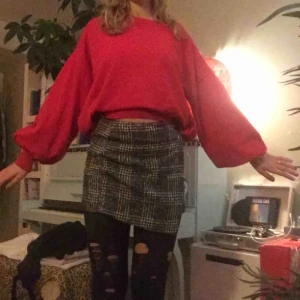  - ASMYSIG och skitsnygg röd kofta/tröja i typ ull. utsvängda armar som går in vid handlederna. KÖP!!