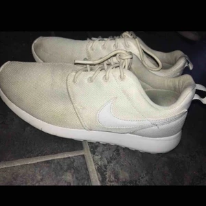 Nike roshe - Vita nike roshe, strl 38. Köpta på Footish för 899. Bra skick bortsett från en svart fläck på ena sidan (Se bild) Ska skorna skickas står köparen själv för frakt, annars finns dom att hämta i Halmstad/Laholm.