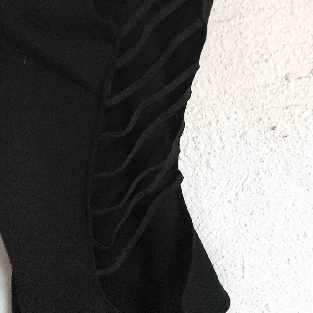 Sjukt snygg svart body med detaljer på sidorna. Använd cirka två gånger - väldigt fin med kjol, eller till festival. Säljer pga jag inte använder längre. Frakt tillkommer 🌹. Toppar.