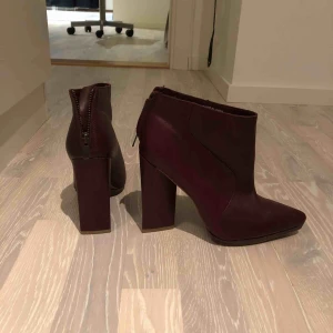  - Vinröda boots från Weekday (skinn) oanvända. 