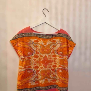  - T-shirt med paisleymönster från Lindex. 