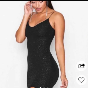  - Klänning med rynkad resor vid rumpan som gör att man får extra snygg baksida! Inköpt från Nelly och aldrig använd! Priset är inklusive frakt. 