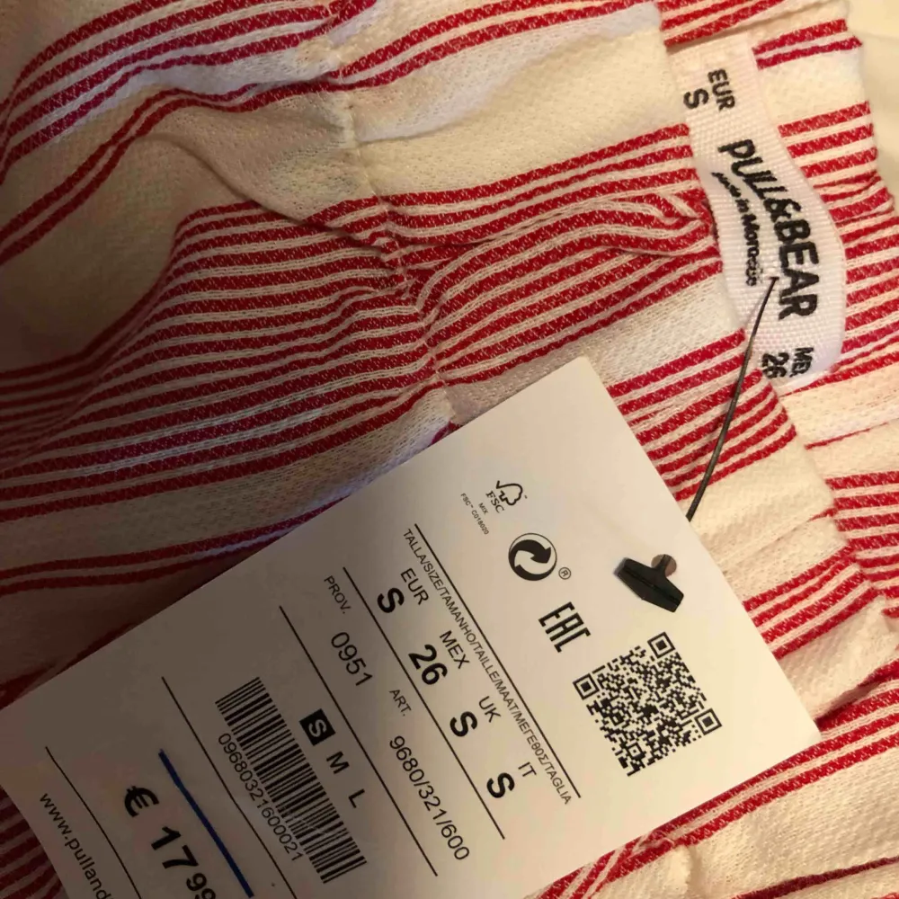 Röd vita randiga byxor - oanvänt - endast prova - storlek s . Jeans & Byxor.