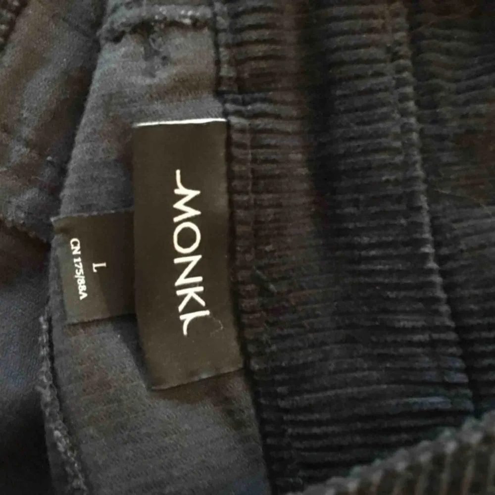 Hängselbyxshorts 🤔 i svart manchestertyg från Monki, storlek L. Aldrig använd pga fel storlek. Kan mötas upp i stockholm eller skicka, köparen står för frakt 🌼. Shorts.