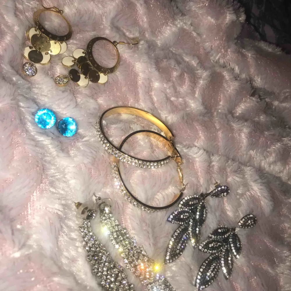 Massor med fina smycken 😍 (kan säljas separat) Hängande glitterörhängena - aldrig använda. Båda de guldiga örhängena - använda 1-2 gånger. Svart-glitter örhängena - använda några fåtal gånger. De blåa - oanvända.  Allt för 80 kr.. Accessoarer.