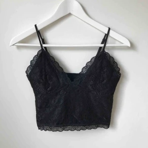  - Svart spetstopp i fint skick. Köparen står för fraktkostnad enligt postens portotabell.