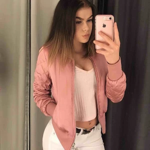  - Ljus rosa bomber jacka , Storlek xs, nyttskick , 2 fickor