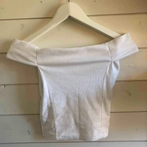  - Vit kort topp från bikbok, off shoulder. Köparen står för frakten!