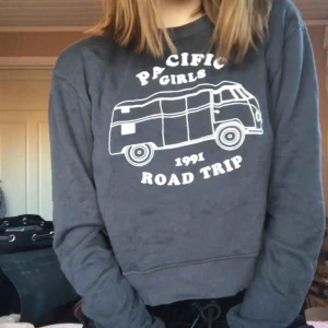  - Väldigt mysig kvalité!!! Magkort mörkgrå tjocktröja från pull&bear. Kan mötas i Sthlm! Kramkram🌸