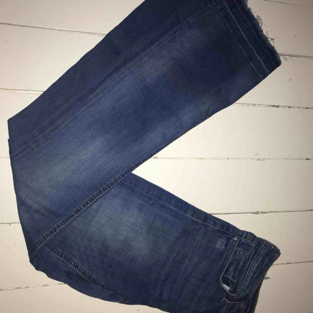 Super fina bootcut byxor från zara i storlek S, sparsamt använda!! Vill ni ha fler bilder så skriv privat 👌🏻 frakten är gratis . Jeans & Byxor.