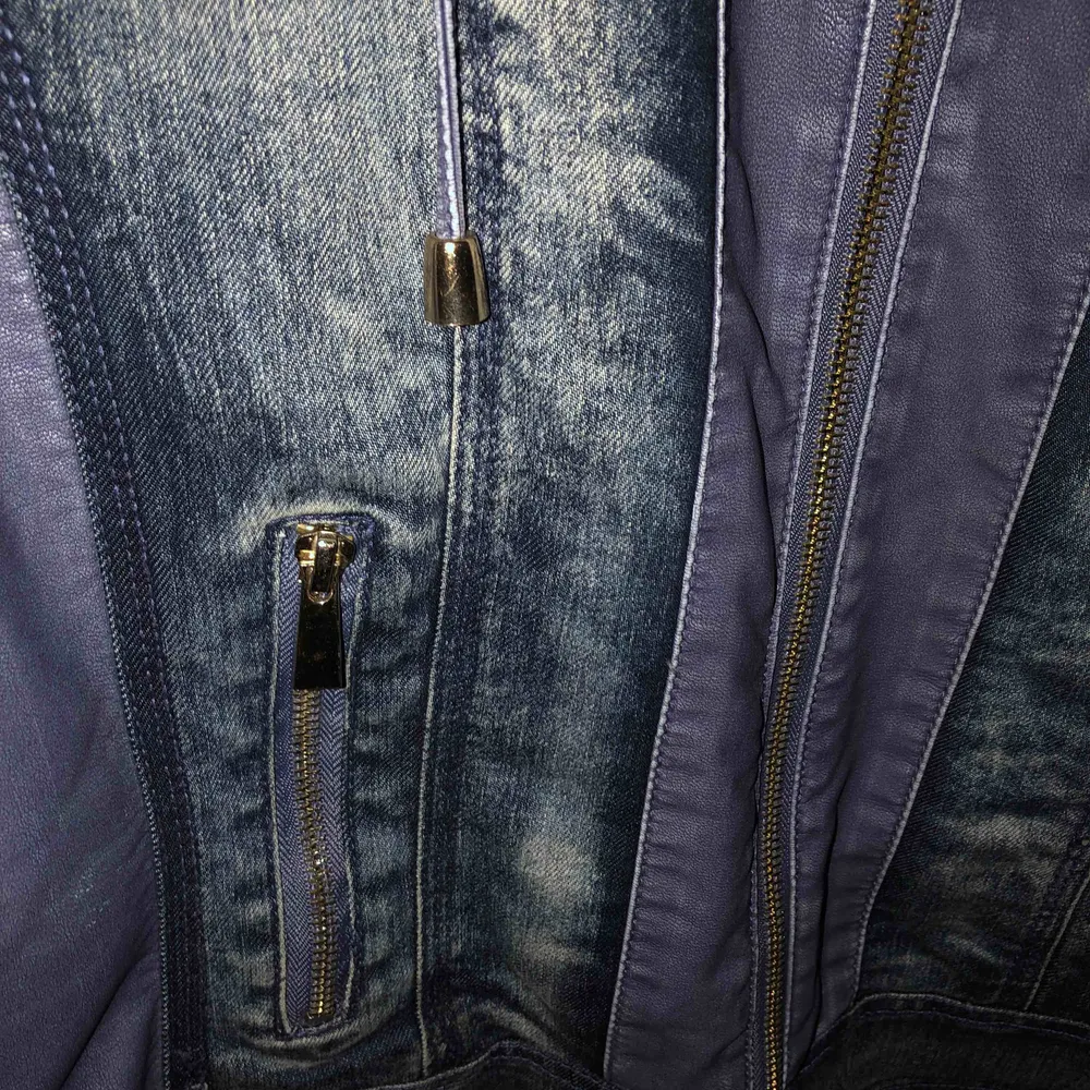 Skin och jeansjacka i en sliten design knappt använd, passar perfekt som vårjacka. Jackor.