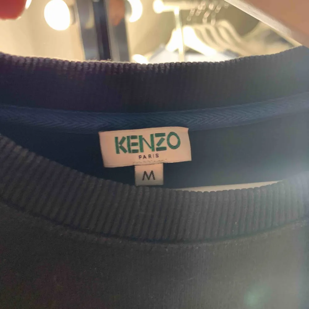 En fin äkta kenzo tröja! Använder inte längre! Men i bra skick och bra pris för den ☺️ står för frakten . Tröjor & Koftor.