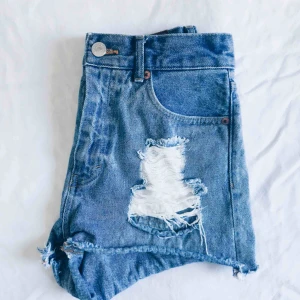  - Sköna jeansshorts från monki. Hög midja, slitningar på bägge sidor och fin passform. Välanvända men i gott skick!
