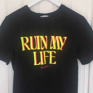  - Jättefin t-shirt från Zara Larssons kollektion med NA-KD :)                                                          Bara använd vid ett tillfälle så i stort sett i nyskick                                                                  Frakten är gratis