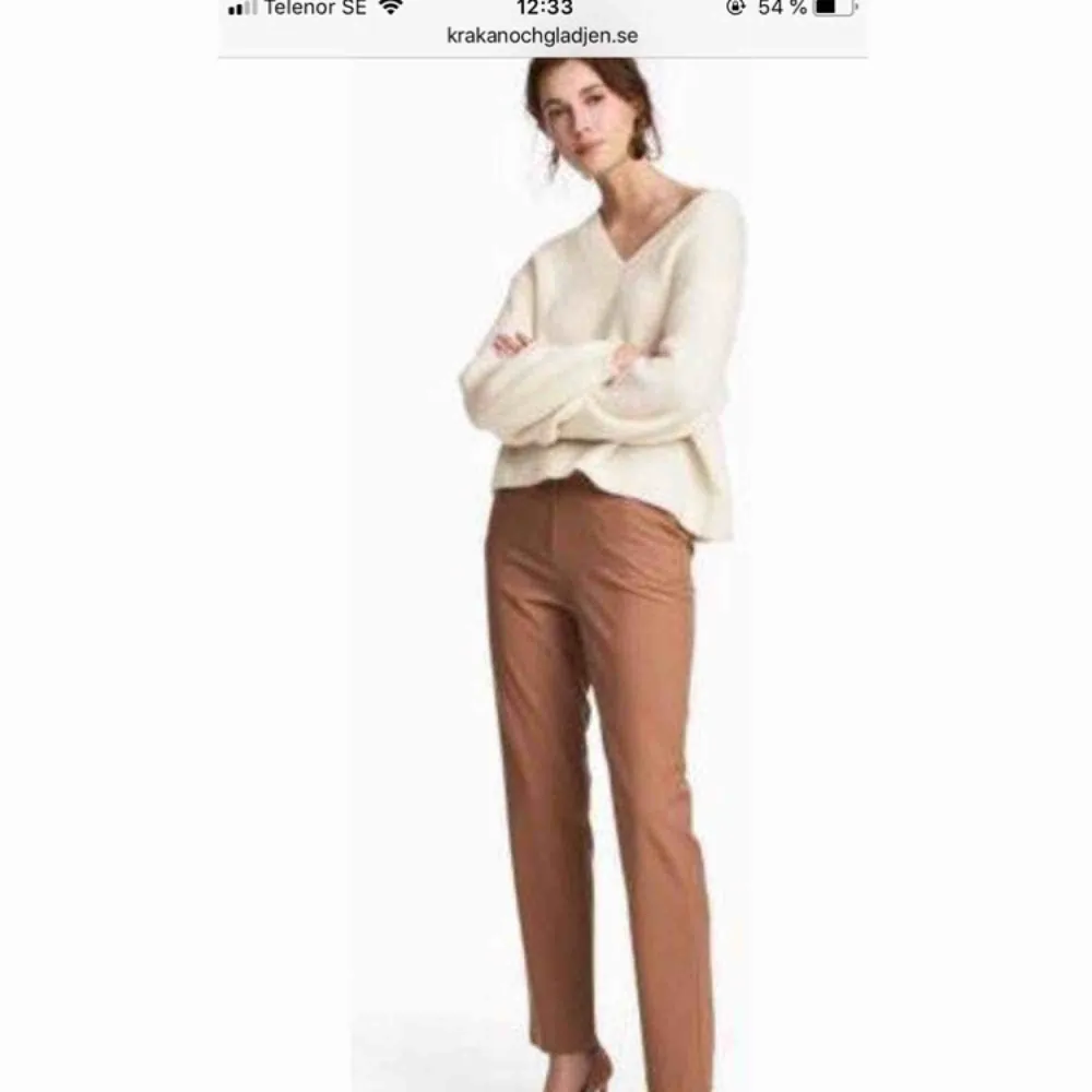 Super fina bruna kostymbyxor från hm! Aldrig använda! Säljs då dom är för stora tyvärr😭 Storlek 34, men det är mycket strech så passar även som en 36 🙌🏼. Jeans & Byxor.
