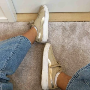  - Puma suede beige skor i gott skick, använda ett fåtal gånger. Passar för storlek 38/39. Frakt tillkommer! 