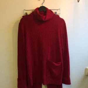  - Stickat set från zara , sjukt mysigt !!  Byxorna är utsvängda & tröjan har liten polo krage. 