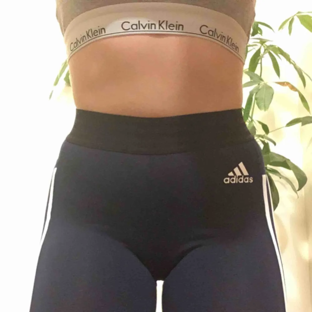 En ut av mina favo mörkblå adidas tights som sitter 😍😍 så snyggt på! Det finns ett håll vid midjan som syns på bild 3, men det kan lätt bli sytt igen🙌 Köparen står för frakt och jag tar swish🌿. Jeans & Byxor.