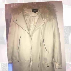  - Vit kappa med vit pälskrage 