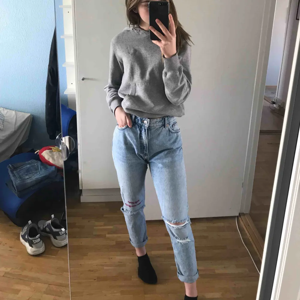 Asss snygga mom jeans från monki , jag är st S i vanliga fall dem sitter som en smäck! . Jeans & Byxor.