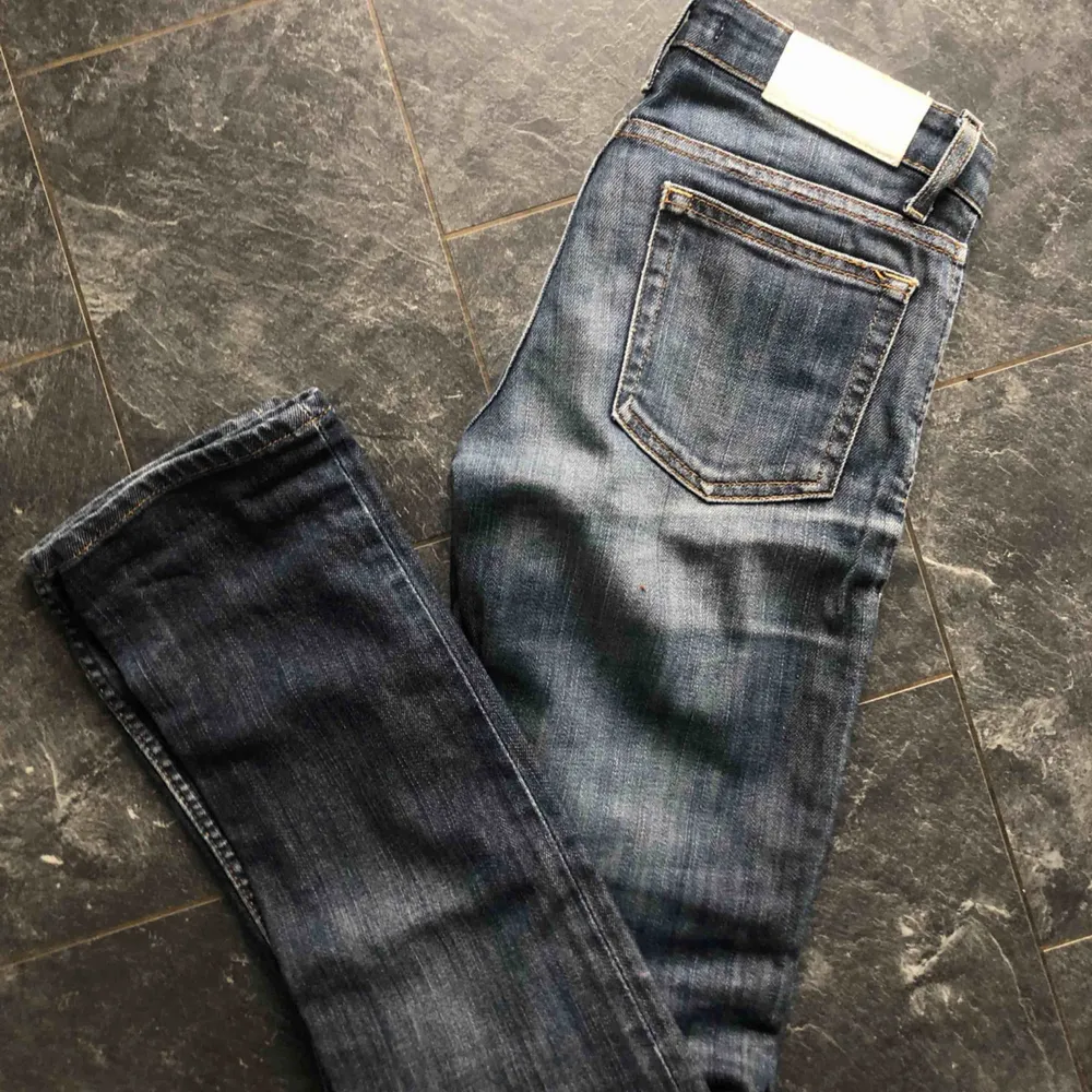 Fina acne jeans i strl 26/32 passar XS/S. Sparsamt använda och i gott skick.   Köparen står för frakten Pris kan diskuteras vid snabb affär.. Jeans & Byxor.