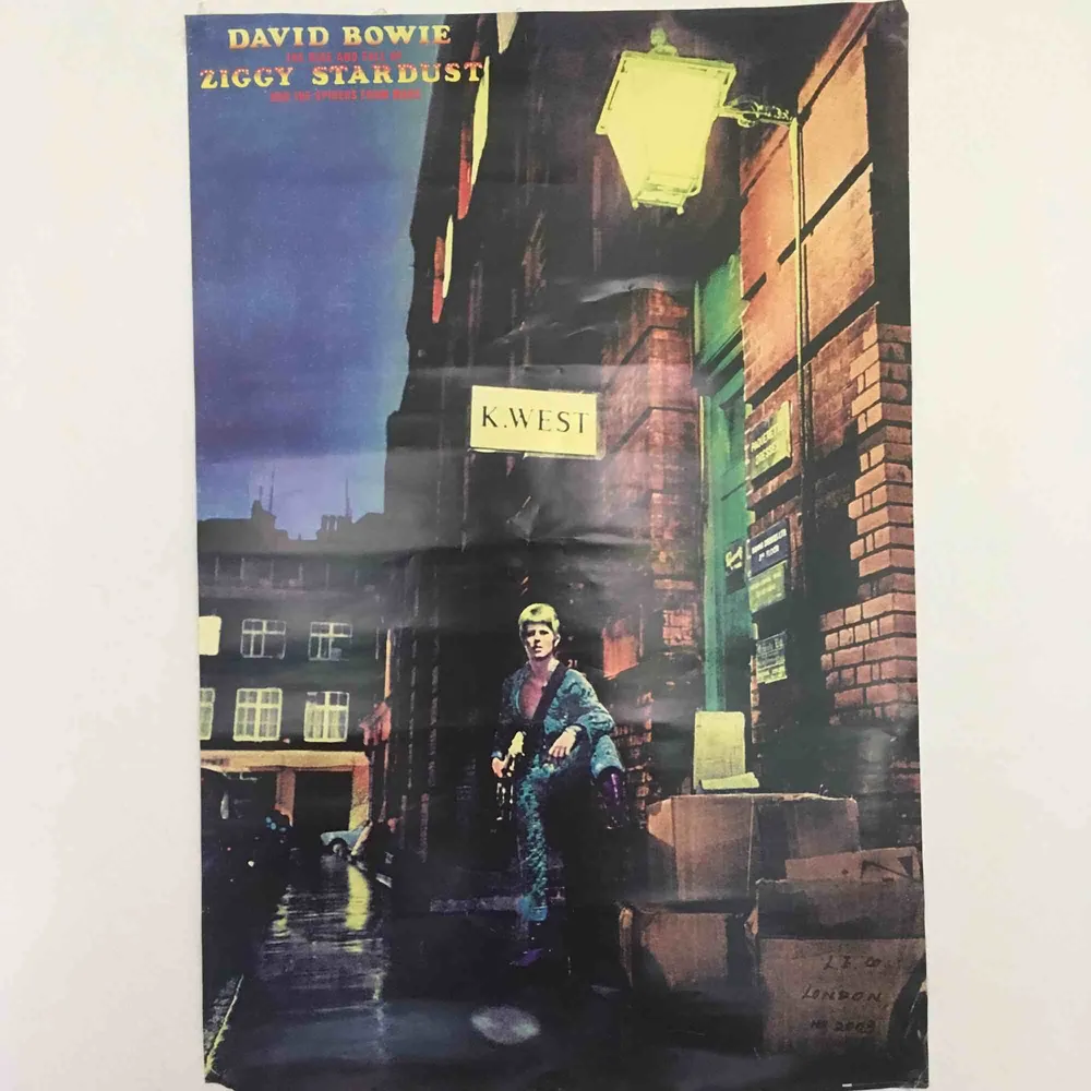 David Bowie: The Rise and the fall of Ziggy Stardust and the Spiders from mars. Helt ny och oanvänd. Skulle föredra att lämna över om man vill behålla det goda skicket! 61 cm bred och 90 cm lång. . Övrigt.