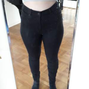 I sell two pairs of Oki jeans from Monki in black. I have size 27 and size 32. Both are sold only because of the wrong size and I have bought a third pair of the right size just because these jeans are perfectly perfect. They are sold at Monki for 400 SEK. Size 32 has not been used so much due to weight changes while size 27 is well used and therefore cheaper. The first picture is on size 32 because the others are too small. It's just to hear from you if you have any questions or want more pictures :)