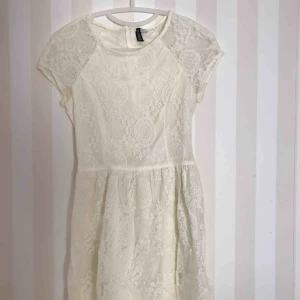  - Mycket fin vit mönstrad klänning i bra skick. Endast använd en gång, säljer då den inte kommer till användning. Skulle passa perfekt till en studentdag!