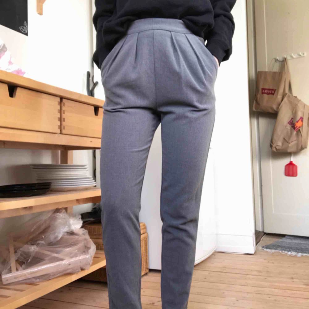 Super snygga gråa brallor från monki frakt ingår🍀. Jeans & Byxor.