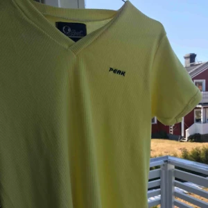  - Second hand peak tröja, väldigt unik. Super fin och snygg fräsch och även i jätte bra skick. Frakten går på 50 kronor 