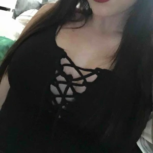  - Svart fest topp med snörning