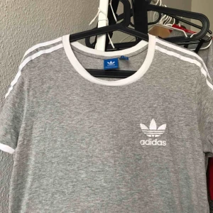  - Grå Adidas T-shirt, knappt använd.
