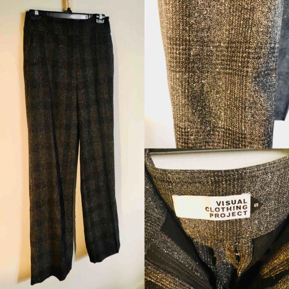 Dressbyxor från MQ köpta i november 2018 för 800kr. Vida med hög midja. . Jeans & Byxor.