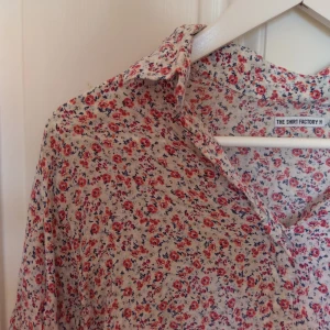  - Blommig blus i jättefin kvalitet från The Shirt Factory! Supermjuk, 100% viskos. Den är oversize så beroende på hur man vill ha den passar den flera storlekar! Kan hämtas i Stockholm ✨