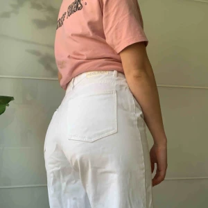  - Vita raka jeans. Använda 1 gång. Skrynkliga då de legat längst i garderoben i över 1 år. Mycket fina men används för lite! ”Pressveck” som detalj + silvriga knappar.. Eventuell frakt tillkommer, möts annars upp i centrala Stockholm 