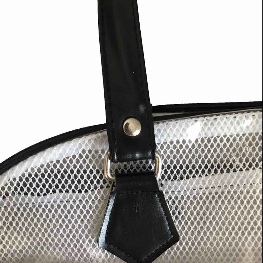 Säljer denna Sjukt snygga men även unika väska från märket Von Dutch.   Väskan är genomskinligt med nät inuti och pryds av en stor printad logga. Accessoarer.