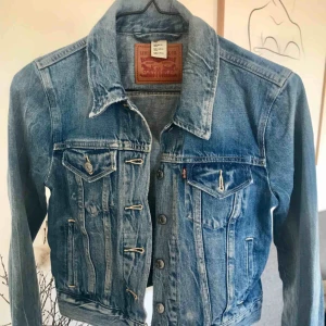  - Levis jeansjacka DAM. Nästintill oanvänd