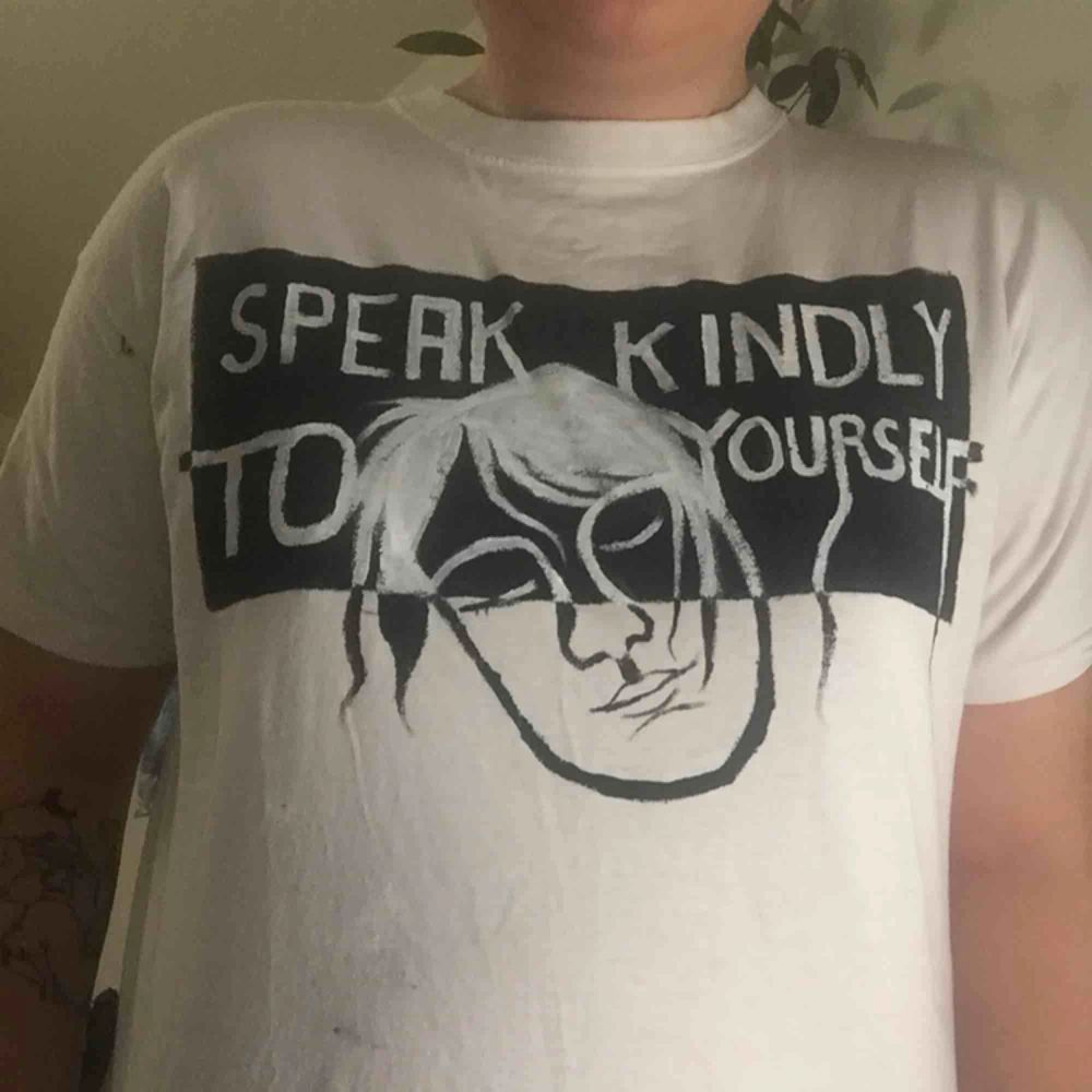 Hemmagjord t-shirt med texten ”speak kindly to yourself” . T-shirts.