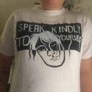 Hemmagjord t-shirt med texten ”speak kindly to yourself” 