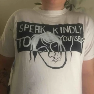  - Hemmagjord t-shirt med texten ”speak kindly to yourself” 