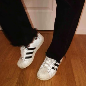  - Ett par Adidas superstar i bra skick, inte använda särskilt ofta pga för stora. Fynda!