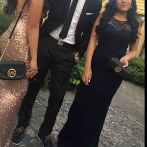  - Super fin lång klänning, använt endast 1 gång, super bra skick, jag är 158 cm och klänningen går ända Ner till fötterna, tajt, framhäver kurvor. Marin blå, köparen står för frakten.