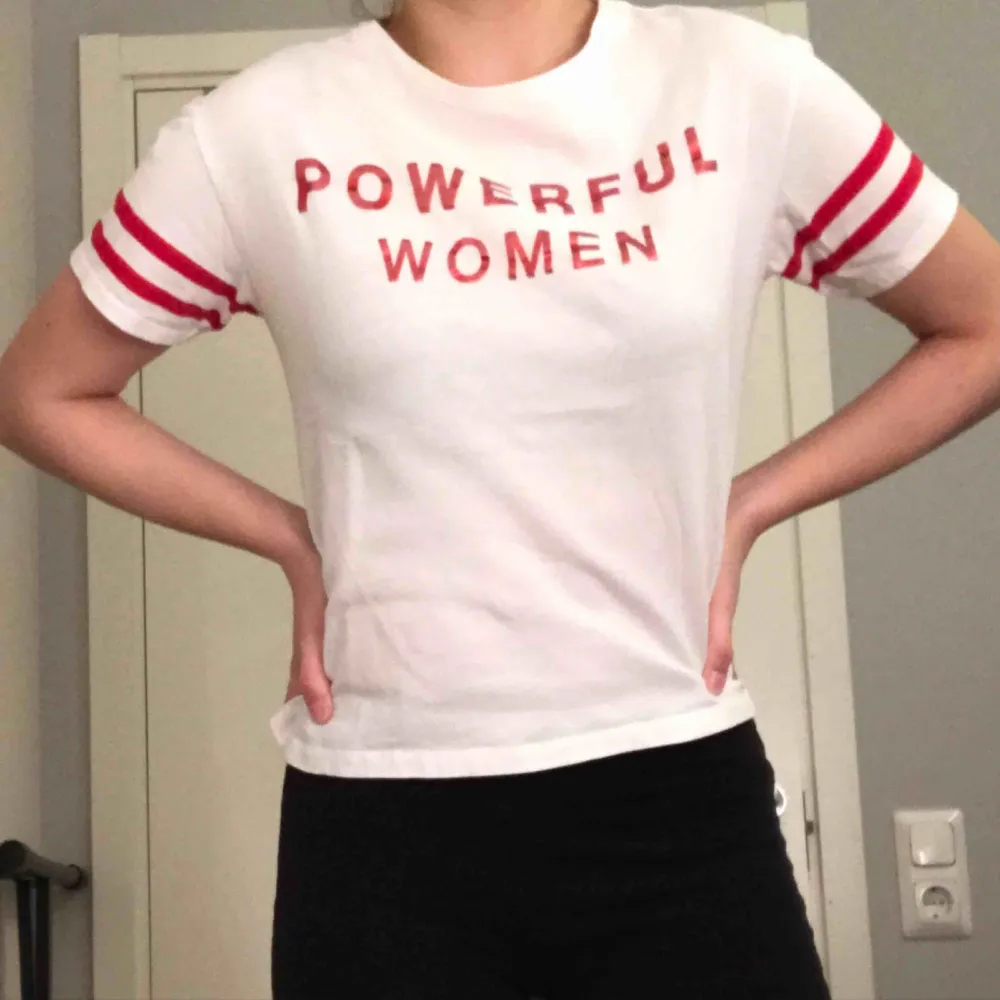 T-shirt med tryck ”Powerful women” från Mango strl S. Köpare står för frakt själv✨✨. T-shirts.