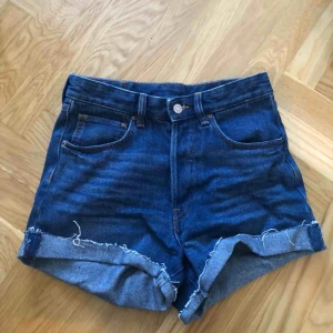  - Högmidjade shorts från H&M, använda en gång, fint skick😋 frakt ingår i priset 
