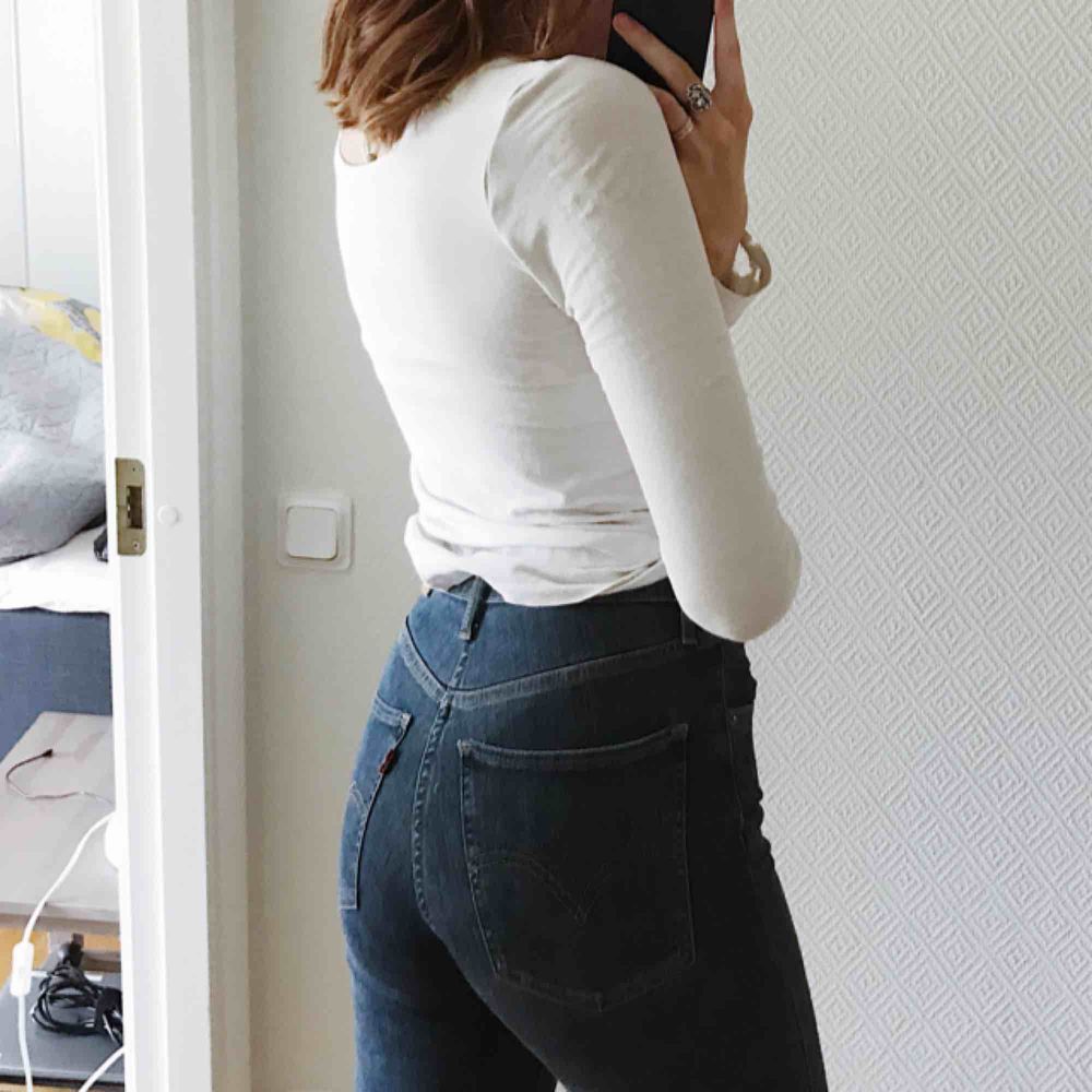 Levis- ”Mile high super skinny”. Dessa jeans är så otroligt sköna då de är väldigt stretchiga. Har själv klippt hål i de samt klippt av där nere för att de skulle se slitna ut. Jättesnygga verkligen!💙. Jeans & Byxor.