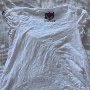  - En snygg vit Odd Molly tröja i storlek 0 vilket motsvarar XS. På sista bilden syns fläckar och därav priset.   Kan mötas i Bålsta eller frakta. Tar endast emot Swish.  Kunden står för den eventuella frakten. 