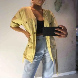  - Skit cool tröja/skjorta från vinivici i storlek S. Inte använd många gånger så den är i bra skick. Köparen står för frakten:)